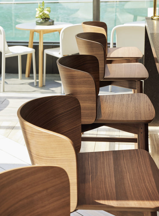 Tabouret de bar Buddy Blu Dot : tabouret contemporain, style naturel chic. noyer