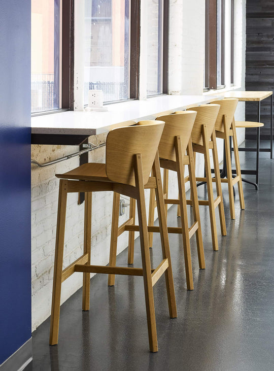 Tabouret de bar Buddy Blu Dot : tabouret design, structure bois sculpturale. chene blanc