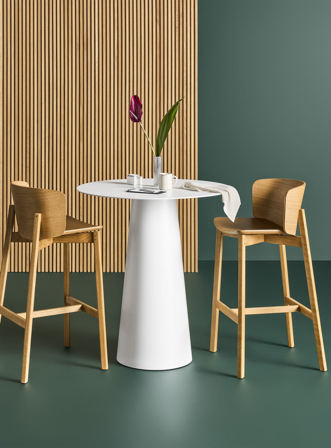 Tabouret de bar Buddy Blu Dot : tabouret design bois, style moderne et élégant. chene blanc