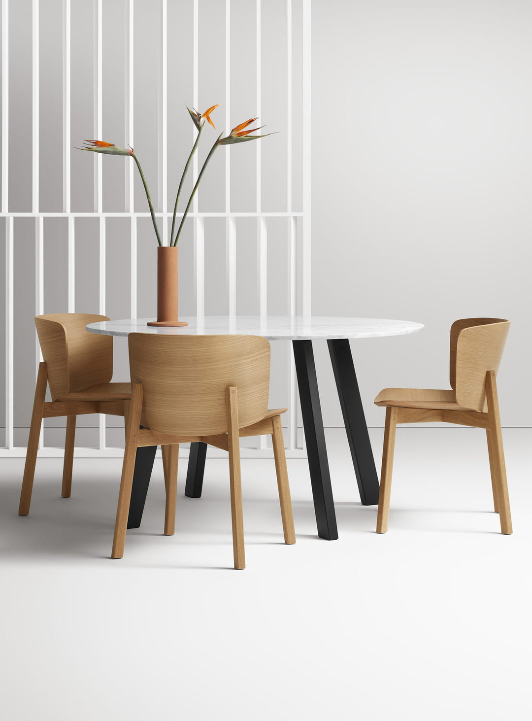 Chaise Buddy Blu Dot : chaise contemporaine, bois et confort durable. chene blanc