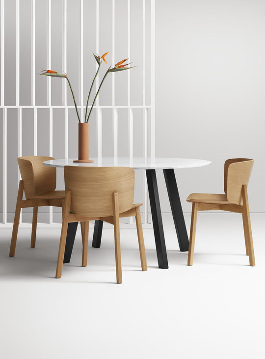 Chaise Buddy Blu Dot : chaise contemporaine, bois et confort durable. chene blanc