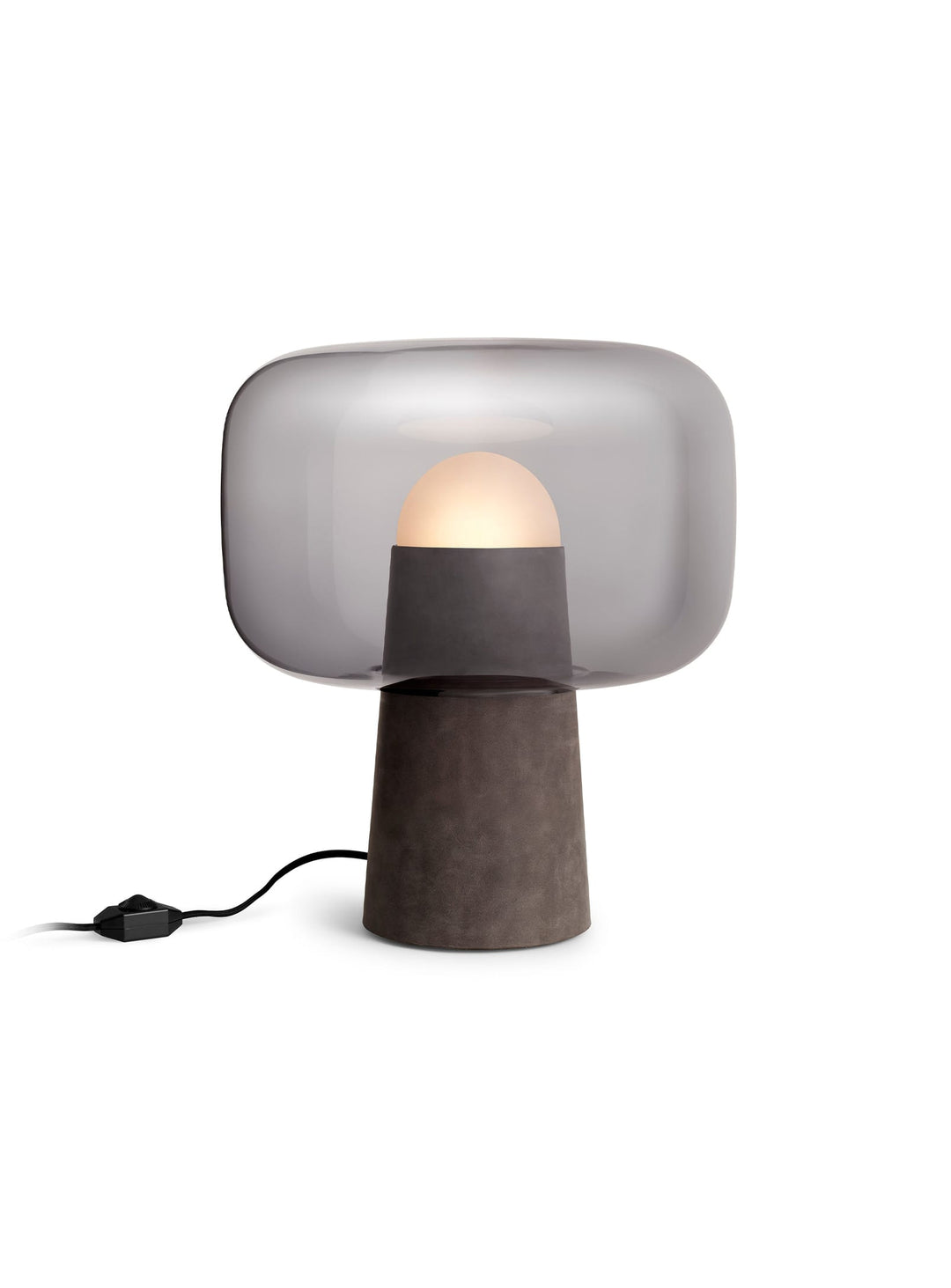 Découvrez la lampe de table Bully de Blu Dot, compacte et lumineuse avec variateur intégré.