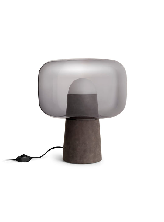 La lampe de table Bully de Blu Dot marie verre, cuir et métal dans un design unique.