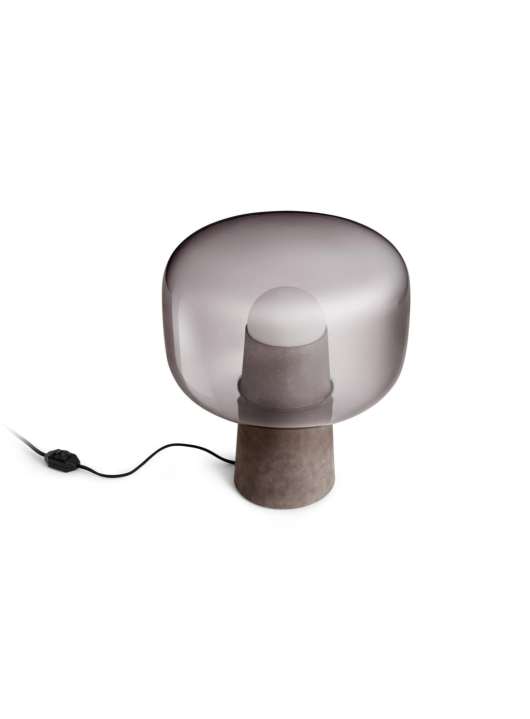 Élégance tactile et lumière douce définissent la lampe de table Bully de Blu Dot.