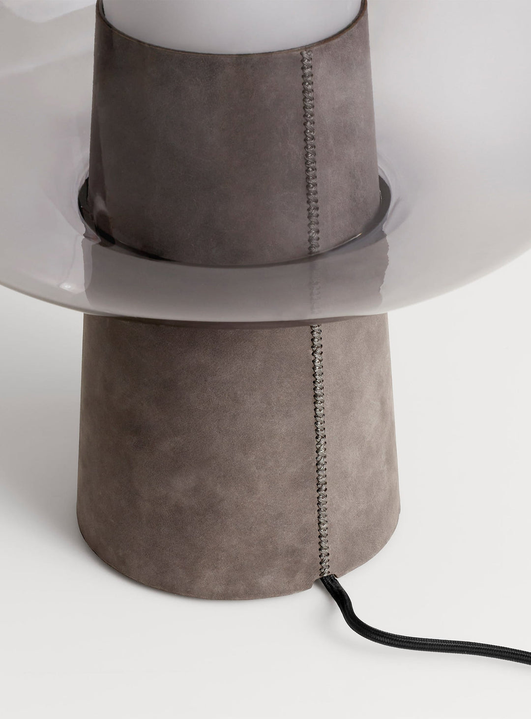 La lampe de table Bully de Blu Dot : un objet sculptural qui illumine vos espaces.