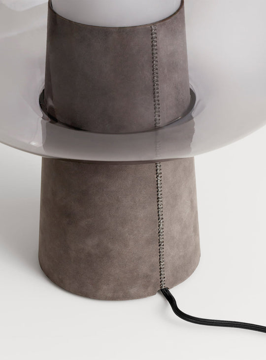 La lampe de table Bully de Blu Dot : un objet sculptural qui illumine vos espaces.