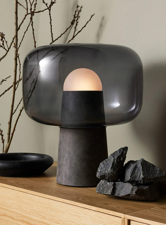 La lampe de table Bully de Blu Dot : verre soufflé et cuir cousu main pour un design raffiné.