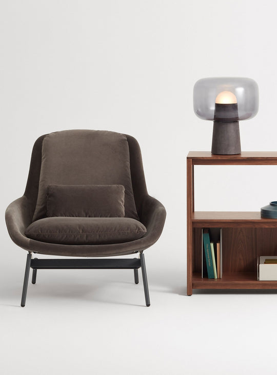 Craquez pour la lampe de table Bully de Blu Dot et son ambiance chaleureuse et modulable.