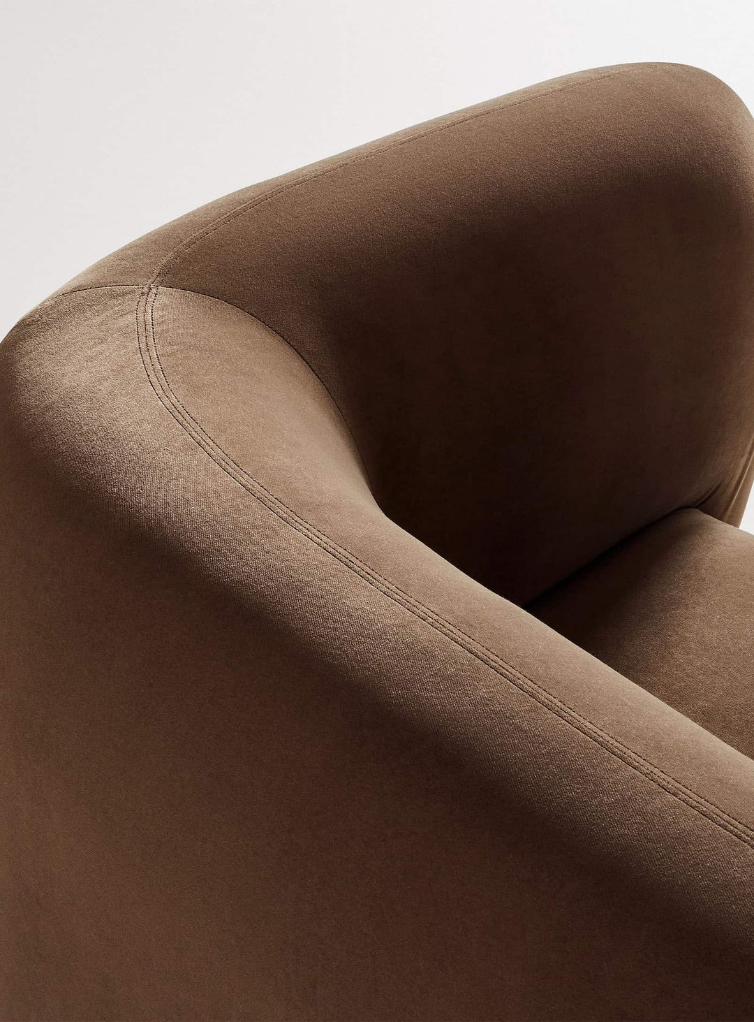 Blu Dot Bustle : sofa au look fluide et apaisant, parfait pour tout intérieur. café