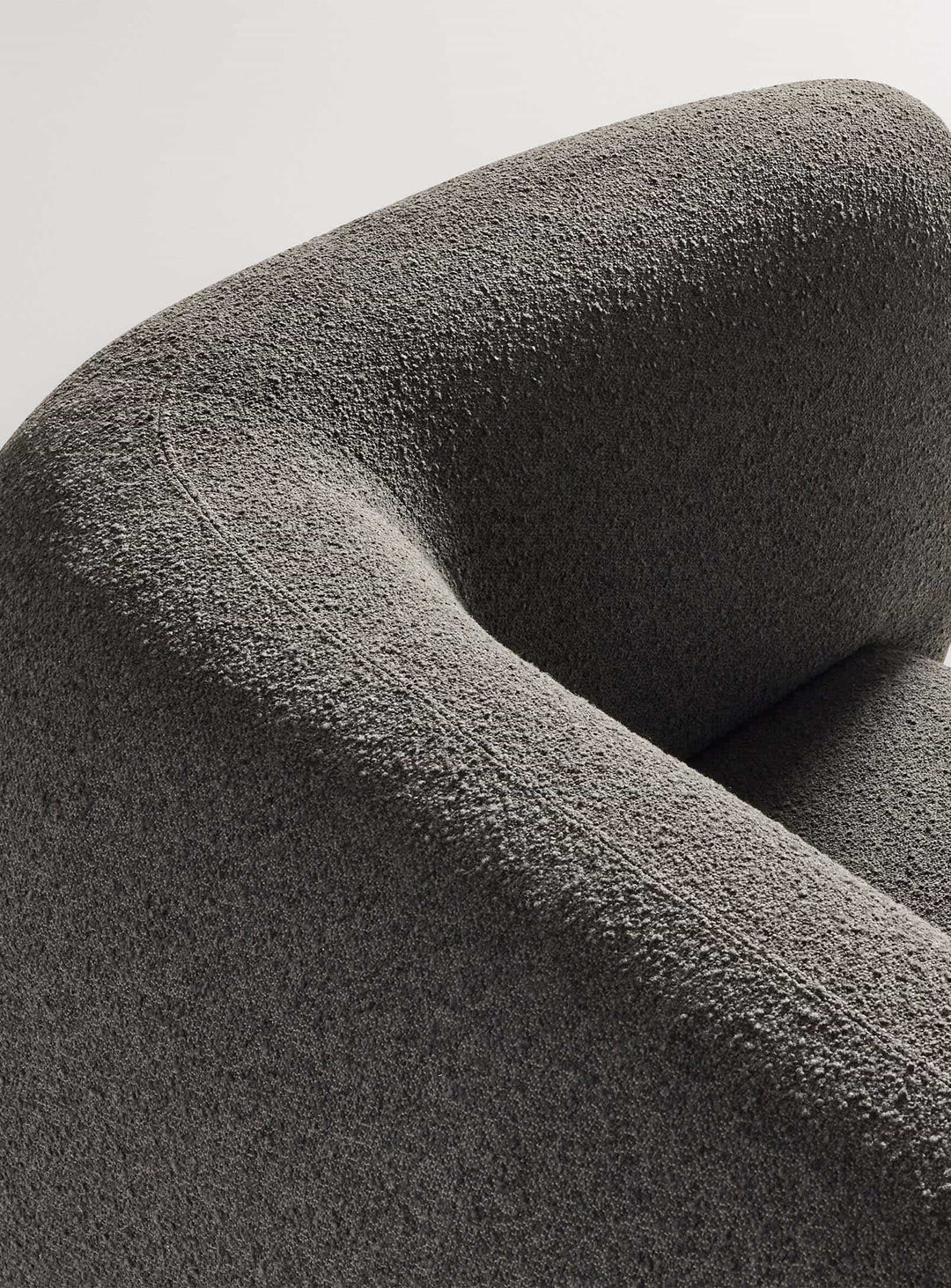 Sofa Bustle Blu Dot : confort haut de gamme et allure élégante et équilibrée. charbon