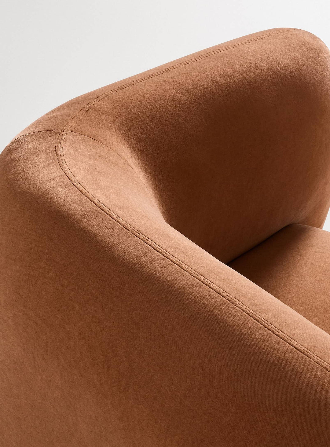 Sofa Bustle Blu Dot : design sculptural et confort durable dans un style zen. cuivre