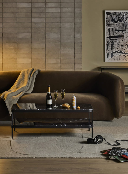 Sofa Bustle de Blu Dot : confort moderne et design fluide au style intemporel. café