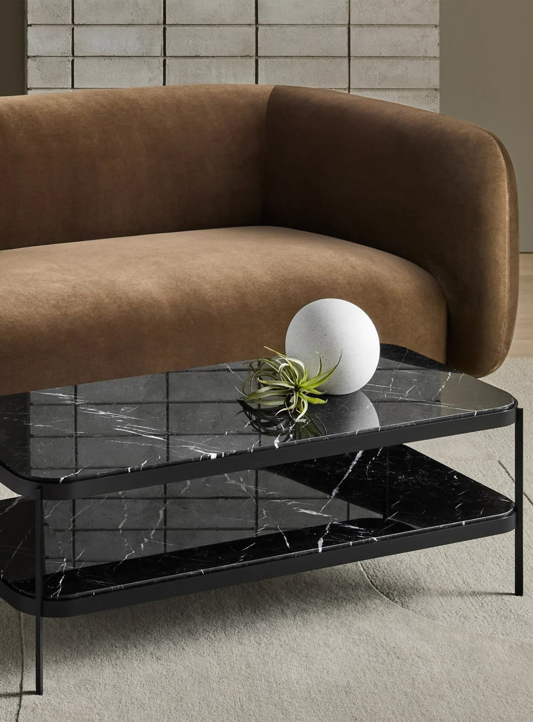 Sofa Blu Dot Bustle : une pièce centrale au style épuré et à l’assise douce. café