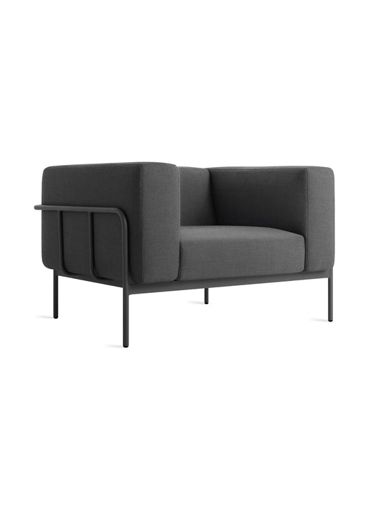 Fauteuil Cache Blu Dot : fauteuil de jardin design, confort enveloppant et lignes modernes. sunbrella coal