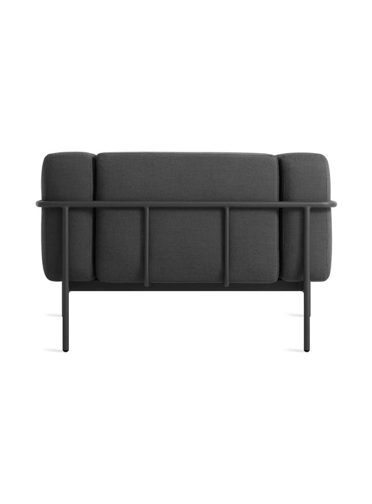 Fauteuil Cache Blu Dot : fauteuil extérieur design, aluminium thermolaqué et confort optimal. sunbrella coal