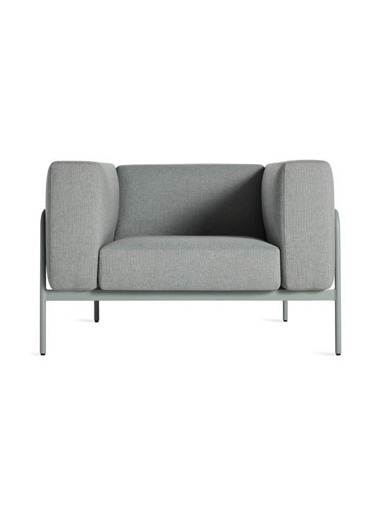 Fauteuil Cache Blu Dot : fauteuil extérieur moderne, aluminium résistant et style épuré. toohey breezy blue