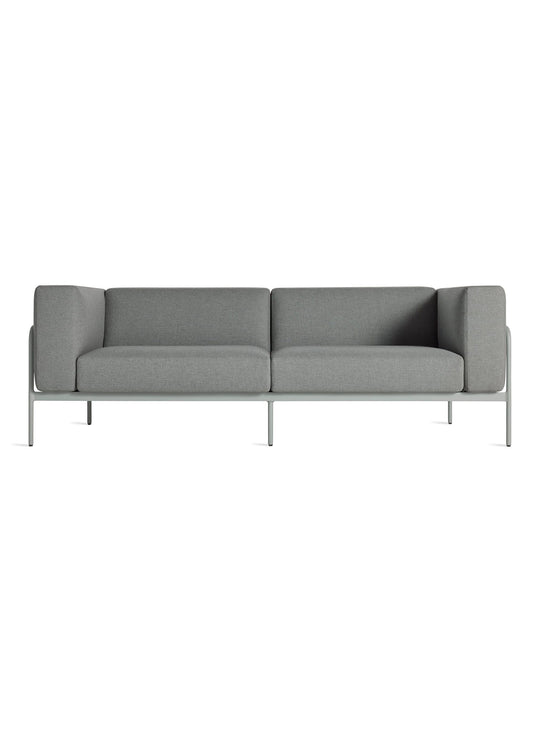 Sofa Cache Blu Dot : sofa outdoor élégant, structure aluminium et coussins Sunbrella®. toohey breezy blue