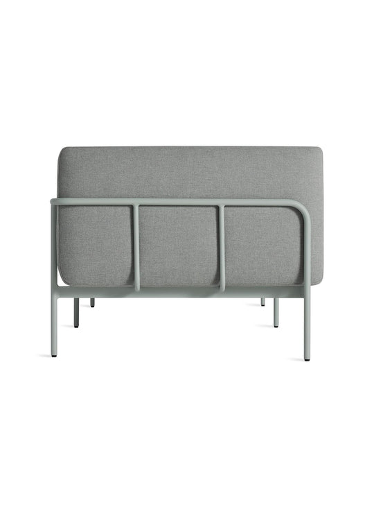 Sofa Cache Blu Dot : sofa de jardin chic, structure légère et confort optimal. toohey breezy blue