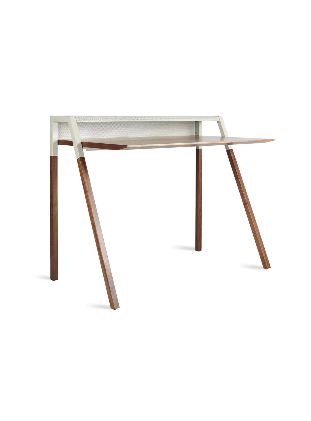 Découvrez le bureau Cant de Blu Dot, un meuble minimaliste en bois et acier pensé pour le télétravail. noyer