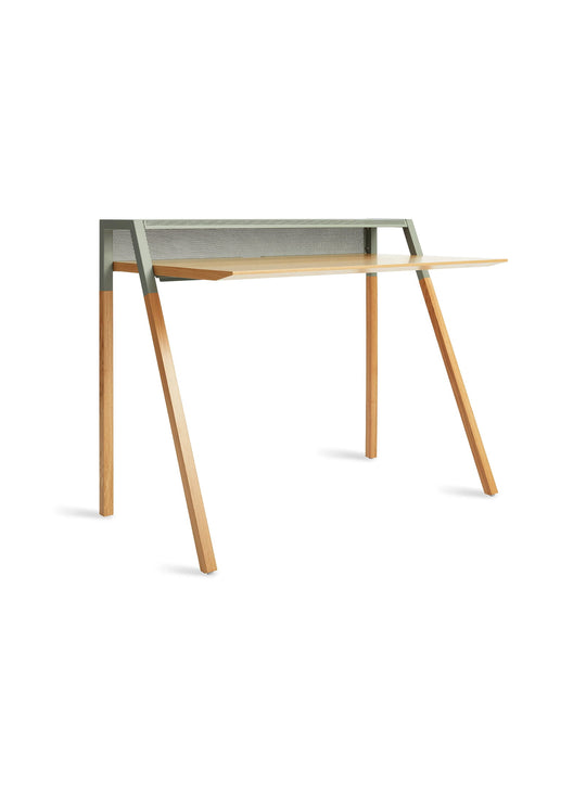 Bureau Blu Dot Cant en bois et acier, avec étagère pratique et passage de câbles intégré. chene