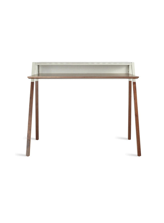Bureau Blu Dot Cant au design architectural avec étagère intégrée et espace de travail généreux. noyer