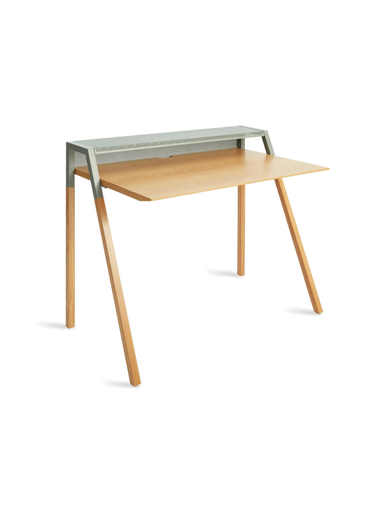 Bureau Cant de Blu Dot avec plateau en bois, structure en porte à faux et rangement supérieur pratique. chene