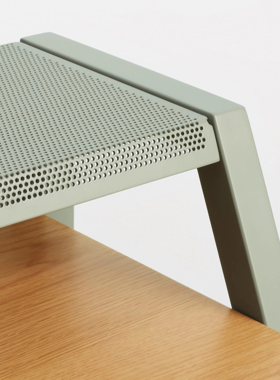 Bureau Cant de Blu Dot au design minimaliste, offert en placage de noyer ou de chêne blanc. chene
