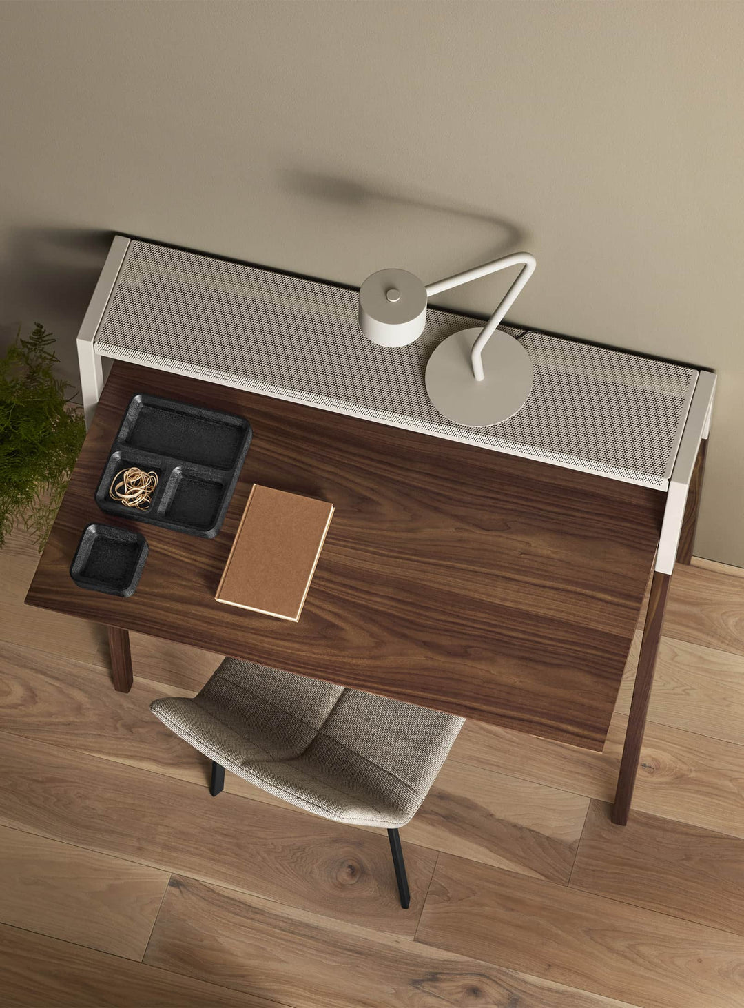Bureau Cant de Blu Dot au design en porte à faux, avec étagère supérieure et gestion intégrée des câbles. noyer