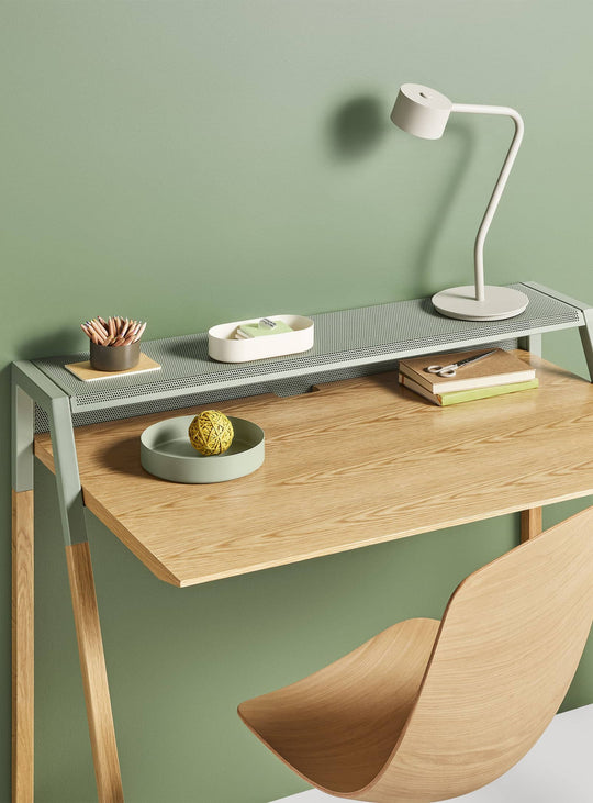 Bureau Blu Dot Cant au design en porte à faux, parfait pour aménager un espace de travail contemporain. chene