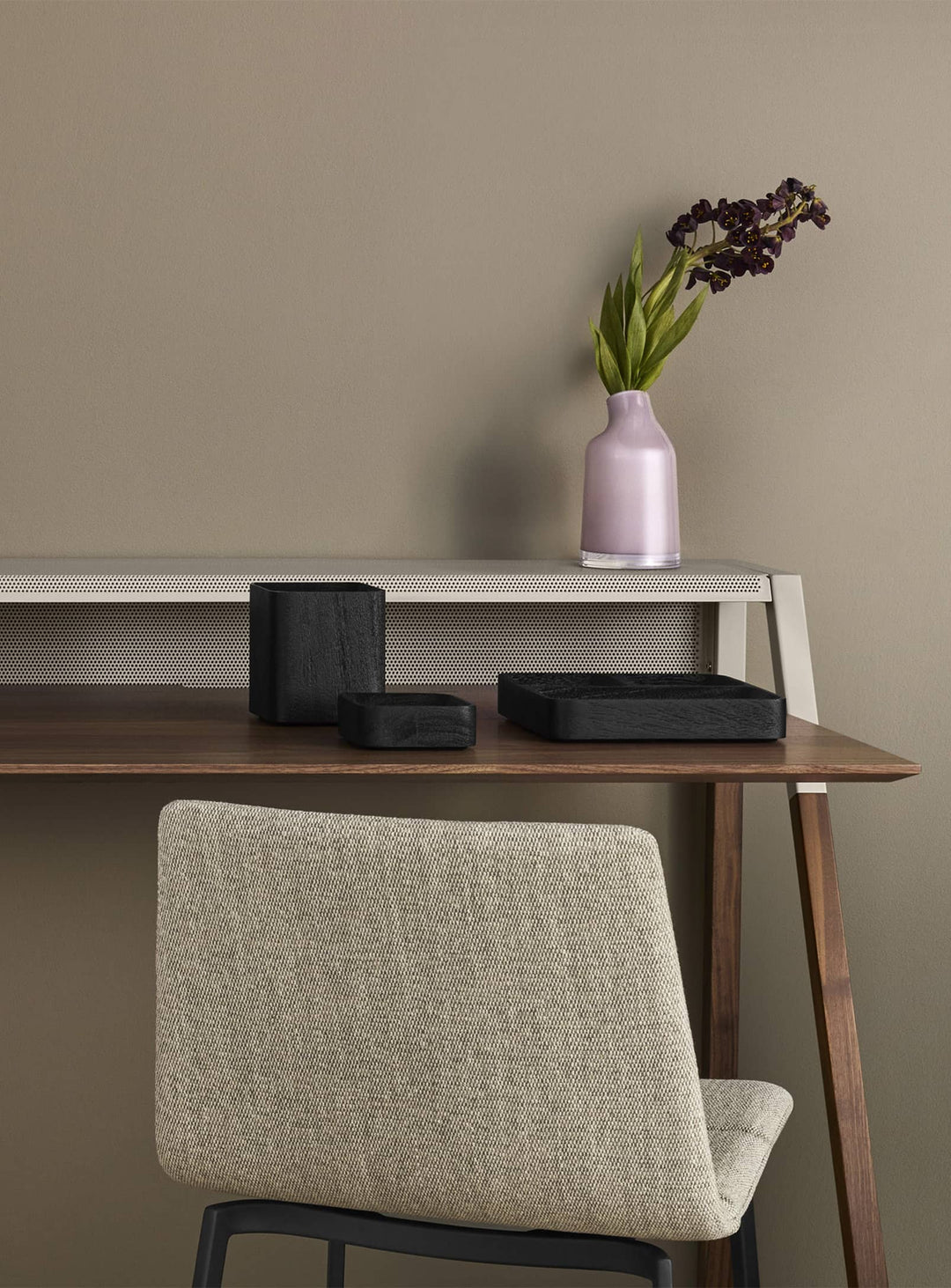 Bureau Cant de Blu Dot avec plateau en bois, pieds en bois massif et détails en acier laqué. noyer