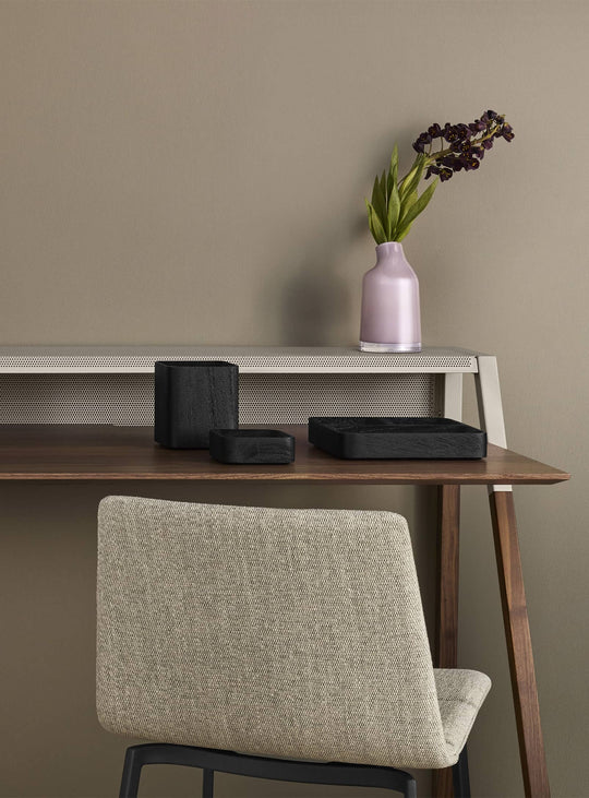 Bureau Cant de Blu Dot avec plateau en bois, pieds en bois massif et détails en acier laqué. noyer
