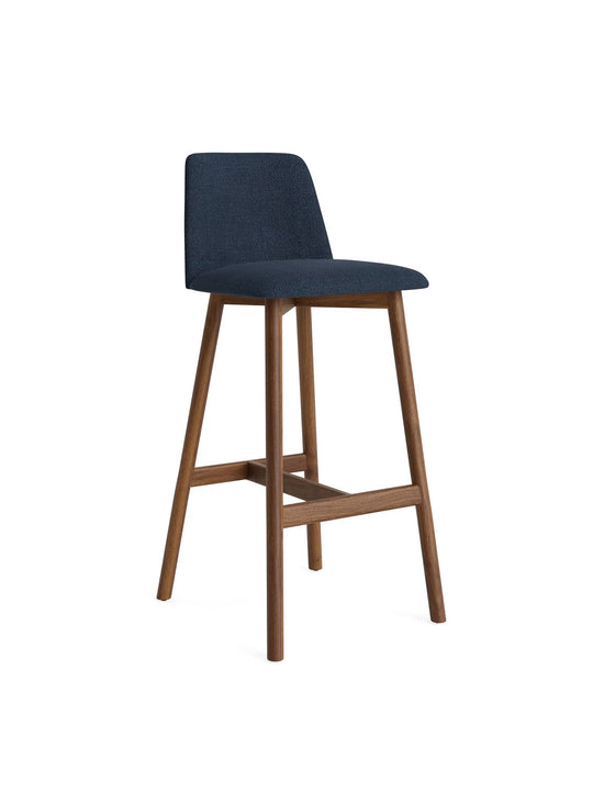 Tabouret de bar Chip Blu Dot : design contemporain avec bois massif. camp navy
