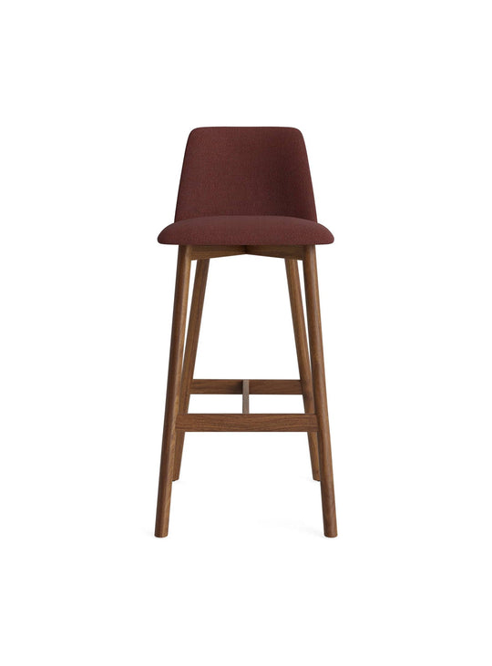 Tabouret de bar Chip Blu Dot : assise ergonomique avec dossier compact. camp tomato