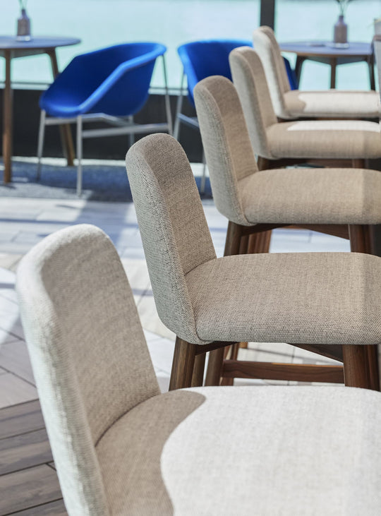 Tabouret de bar Chip Blu Dot : assise rembourrée design avec pieds en bois massif. camp stone
