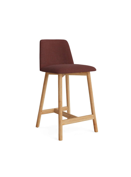 Tabouret de comptoir Chip Blu Dot : siège rembourré avec piètement bois. camp tomato