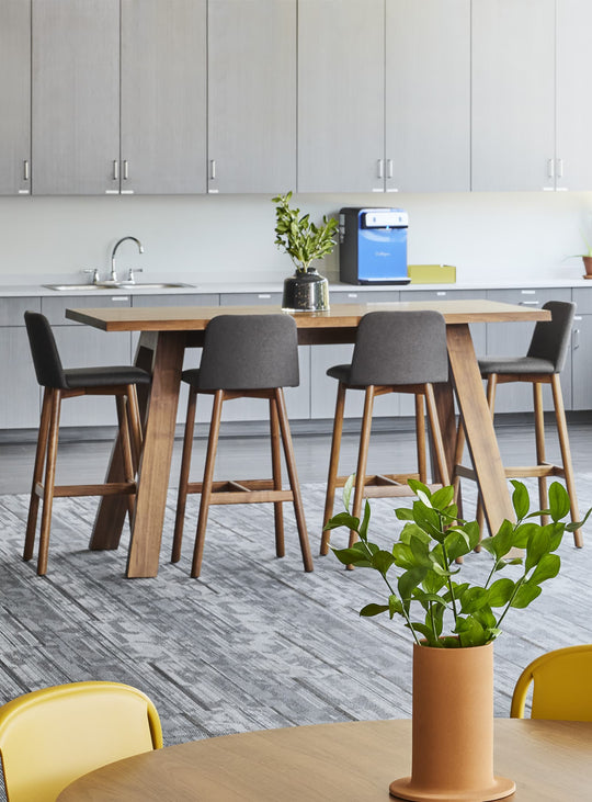 Tabouret de comptoir Chip Blu Dot : assise design rembourrée en bois massif. camp charcoal