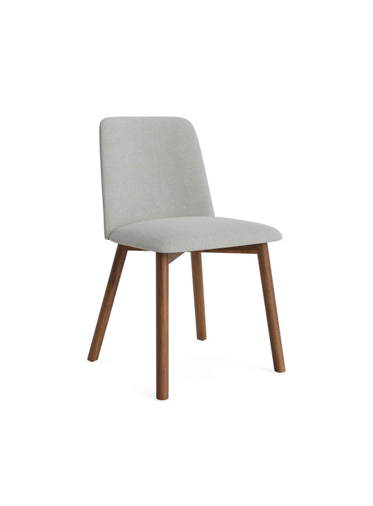 Chaise Chip Blu Dot : assise rembourrée avec structure en bois massif. camp stone