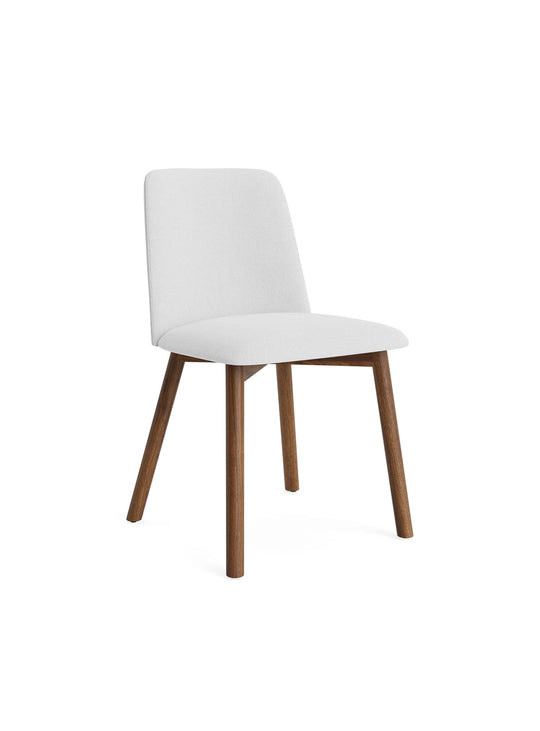 Chaise Chip Blu Dot : chaise moderne avec dossier incurvé et tissu élégant. camp salt