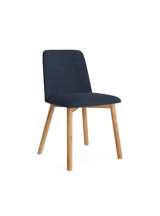 Chaise Chip Blu Dot : assise moderne avec dossier ergonomique. camp navy