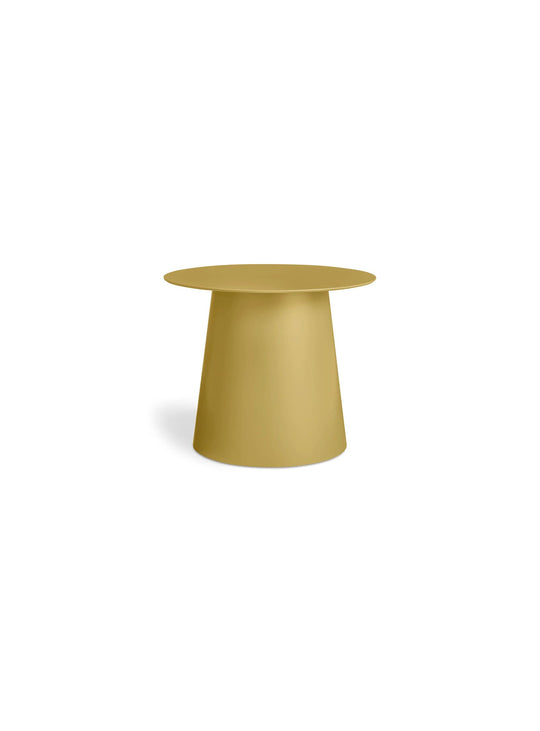 Table d'appoint Circula Cocktail Blu Dot, une table basse contemporaine au style épuré. ocre