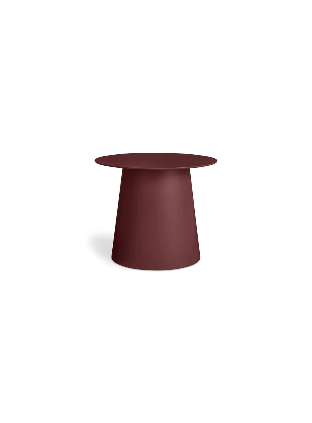 Table d'appoint Circula Cocktail Blu Dot avec pieds réglables pour une parfaite stabilité. oxblood