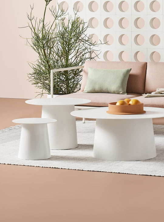Table d'appoint Circula Cocktail Blu Dot, une pièce contemporaine au charme intemporel. blanc