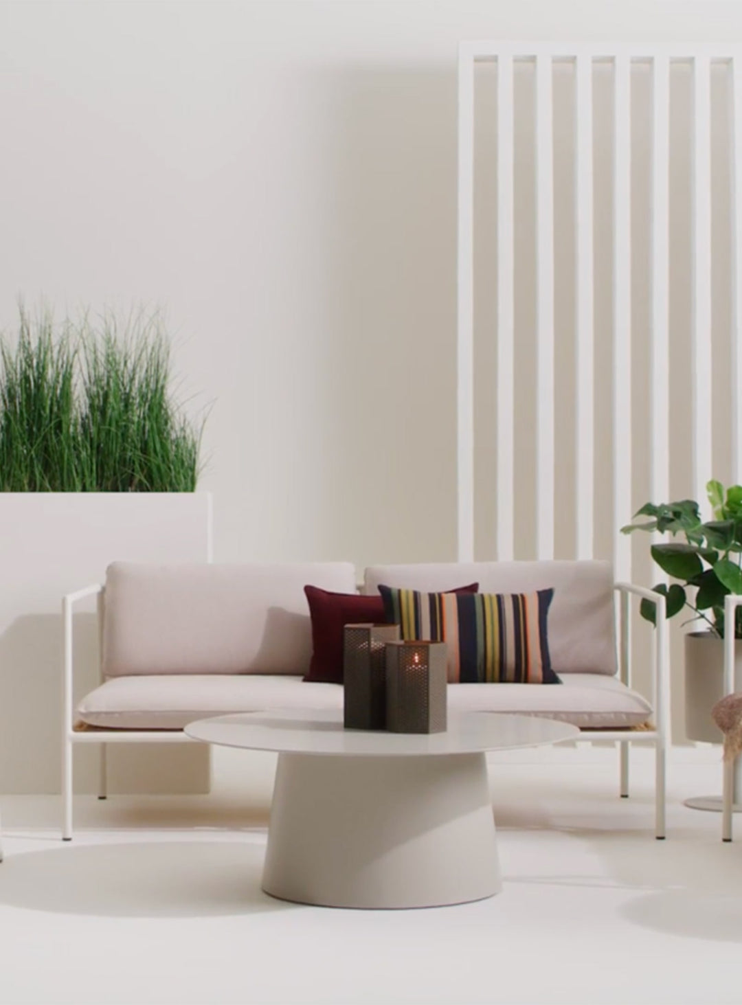 Table à café Circula Blu Dot : élégance minimaliste pour l’intérieur et l’extérieur. Beige.