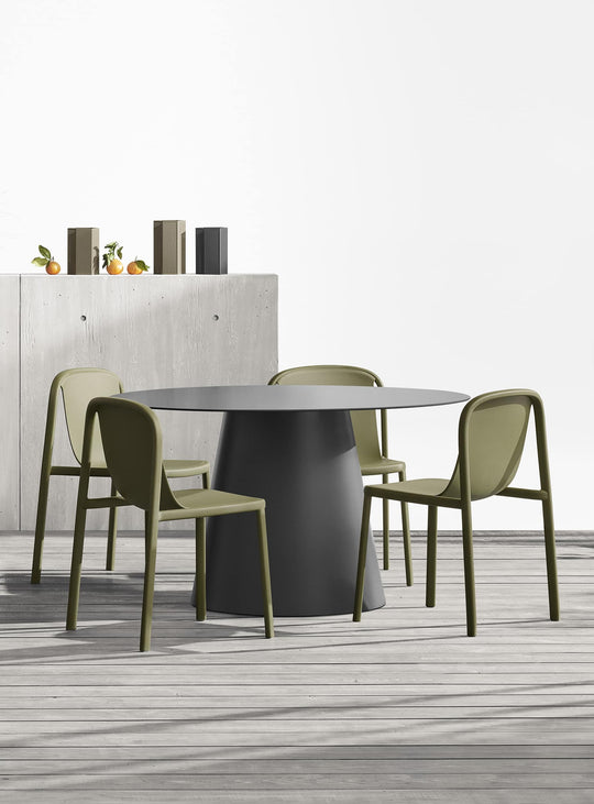 Table à dîner Circula de Blu Dot : design géométrique et élégance minimaliste. noir