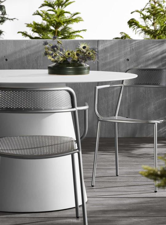 Blu Dot Circula : table ronde élégante, résistante à l’humidité et au temps. blanc.