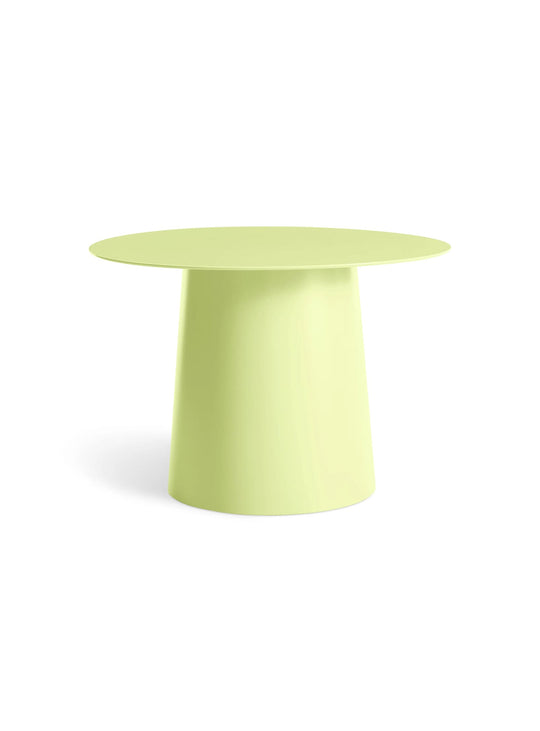 Table d'appoint ronde Circula Blu Dot, idéale comme bout de canapé ou table de chevet. celery