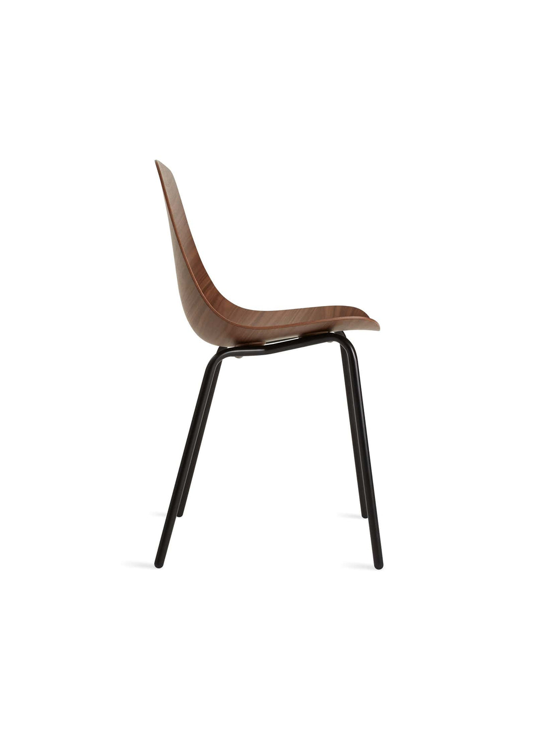 Chaise Clean Cut de Blu Dot : design sans artifice, stabilité assurée. Noyer.