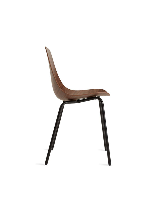 Chaise Clean Cut de Blu Dot : design sans artifice, stabilité assurée. Noyer.