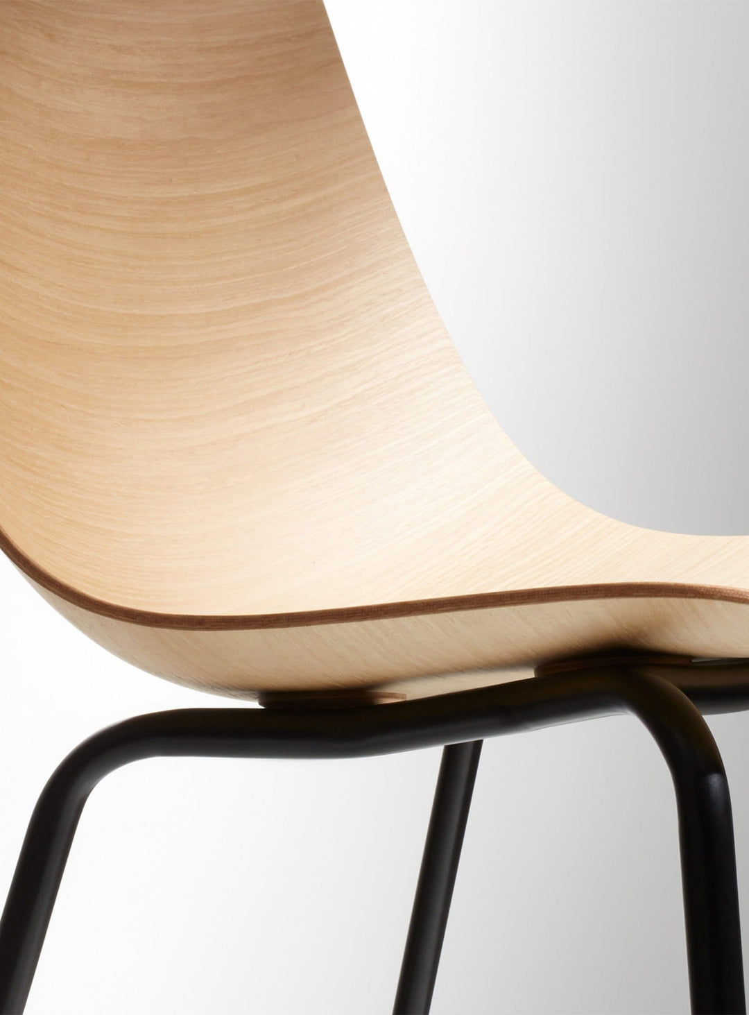 Clean Cut Blu Dot : chaise solide avec assise en 3D et base acier. Chêne blanc.