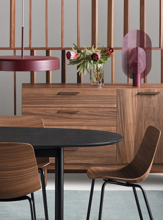 Clean Cut Blu Dot : chaise stable et esthétique, placage bois ou finition peinte. Noyer.